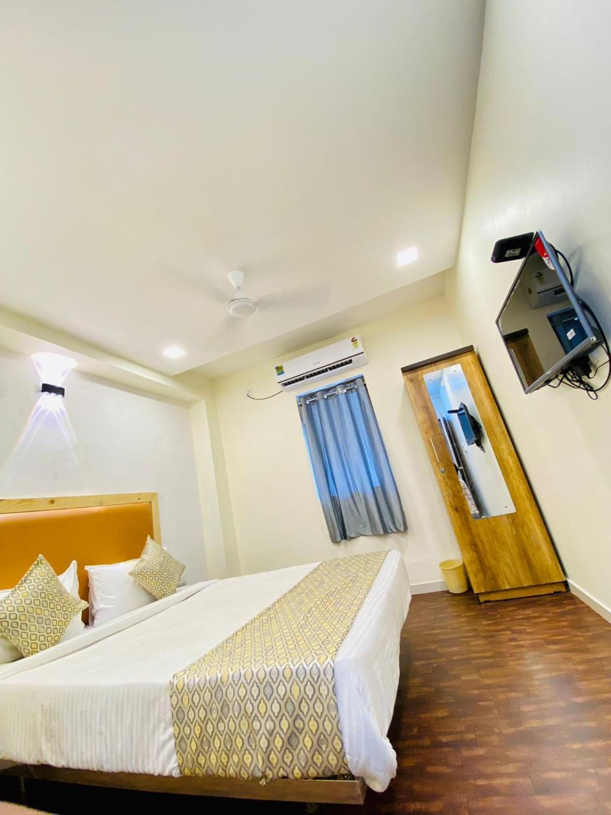 Hotel Alexa By Abc อาเมดาบัด ภายนอก รูปภาพ