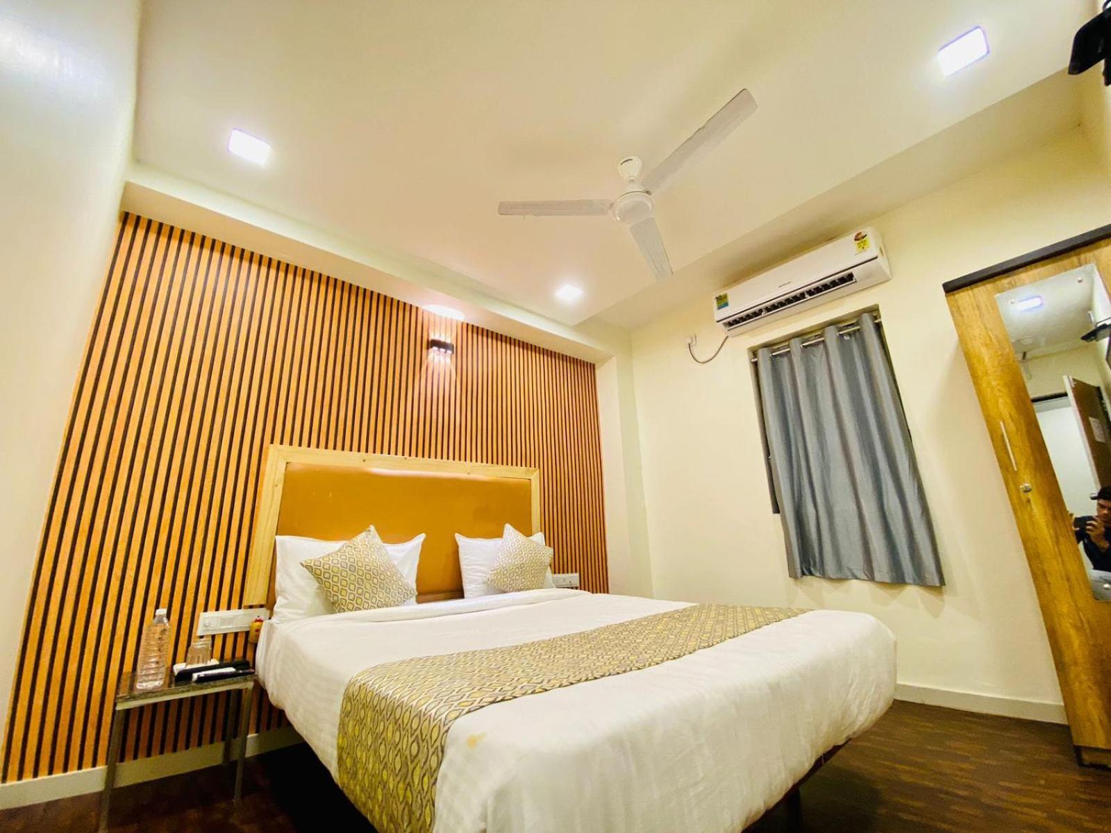 Hotel Alexa By Abc อาเมดาบัด ภายนอก รูปภาพ