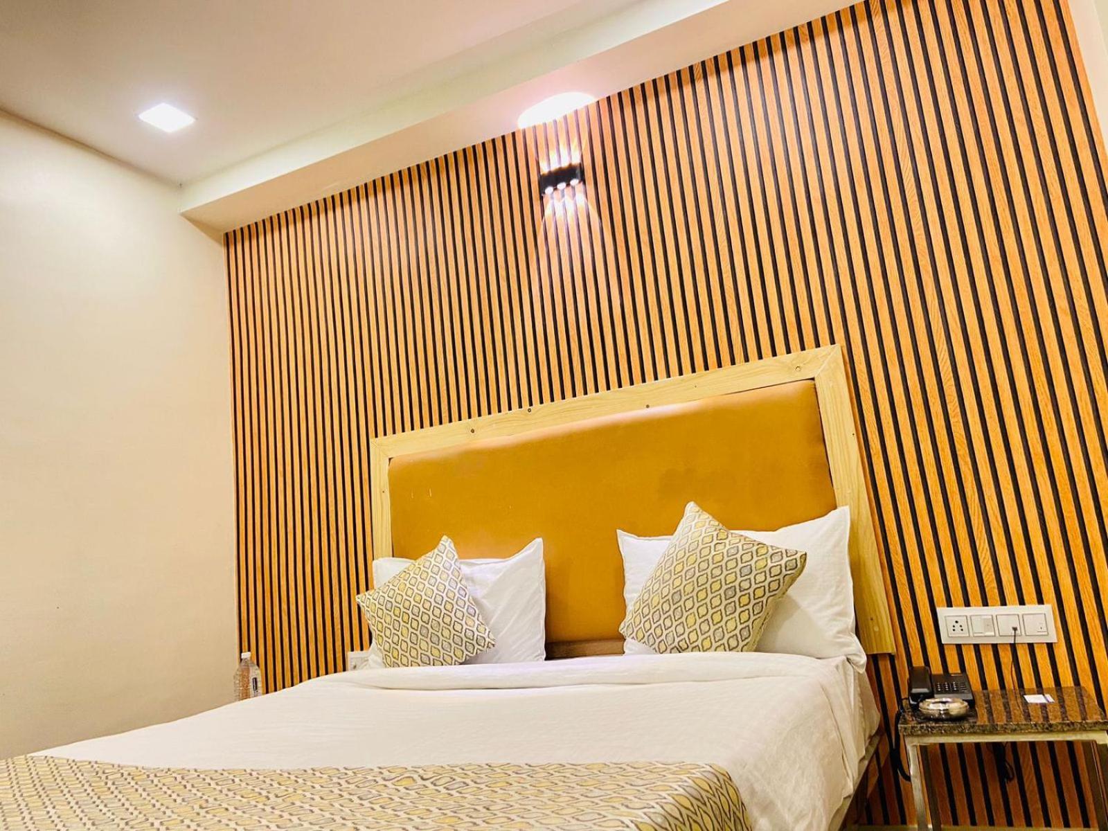 Hotel Alexa By Abc อาเมดาบัด ภายนอก รูปภาพ