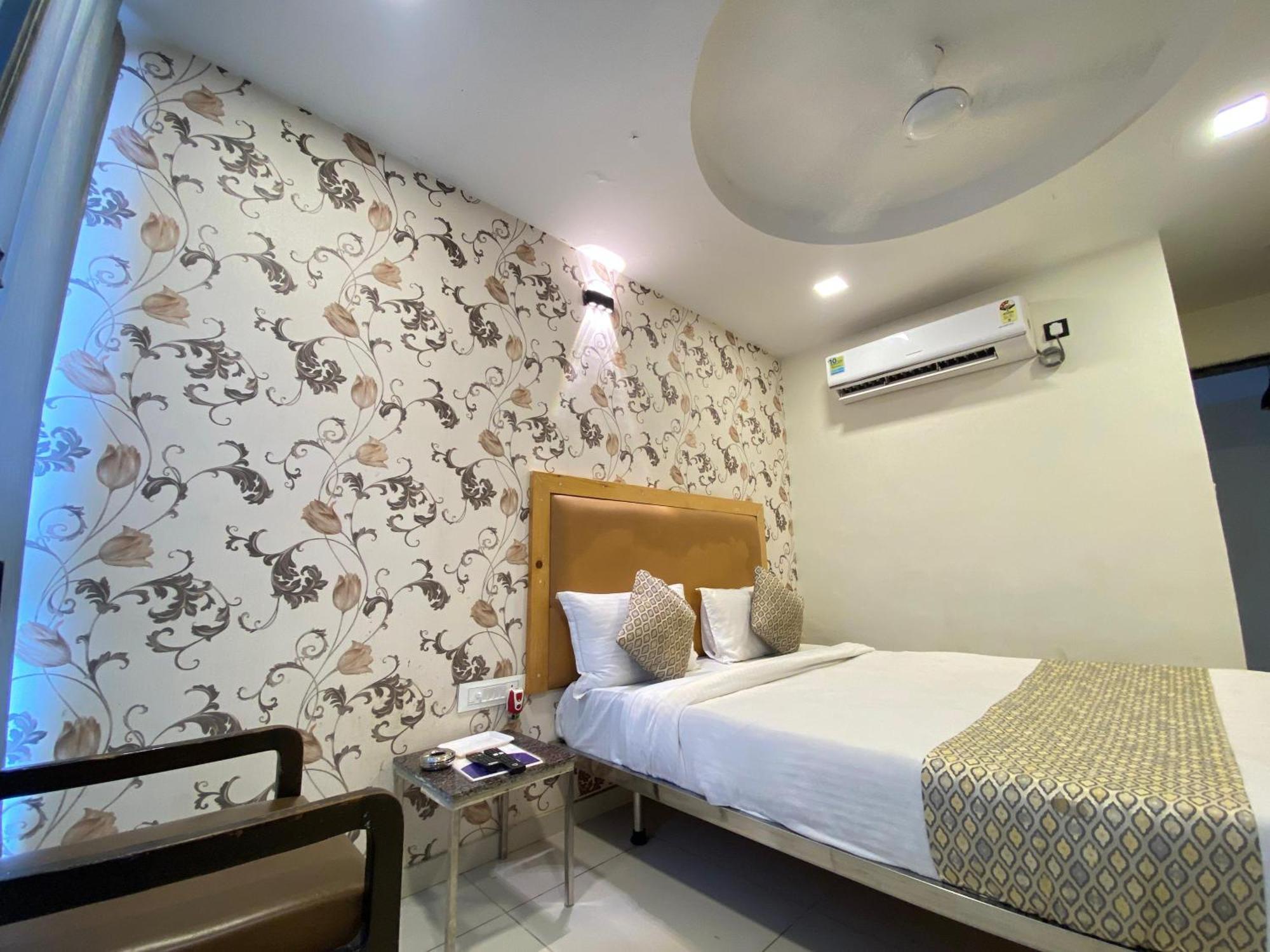 Hotel Alexa By Abc อาเมดาบัด ภายนอก รูปภาพ
